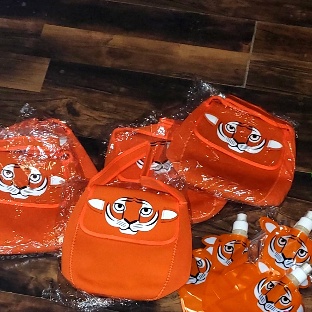 Lunch box and drink pack 10 each or you can bundle for discount